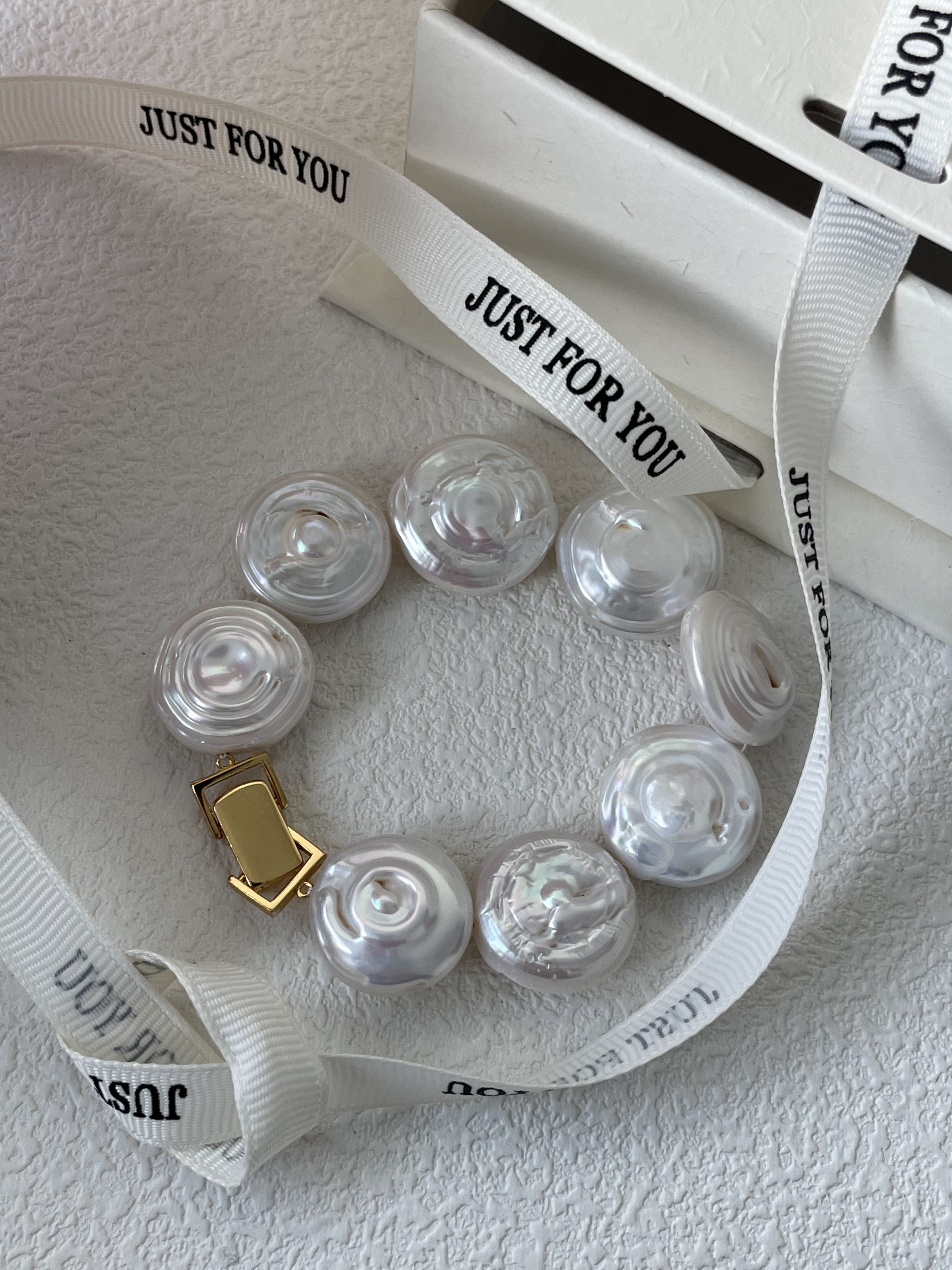 Coin-Shaped Baroque Pearl Bracelet with 18K Gold-Plated Clasp - A Touch of Timeless Elegance