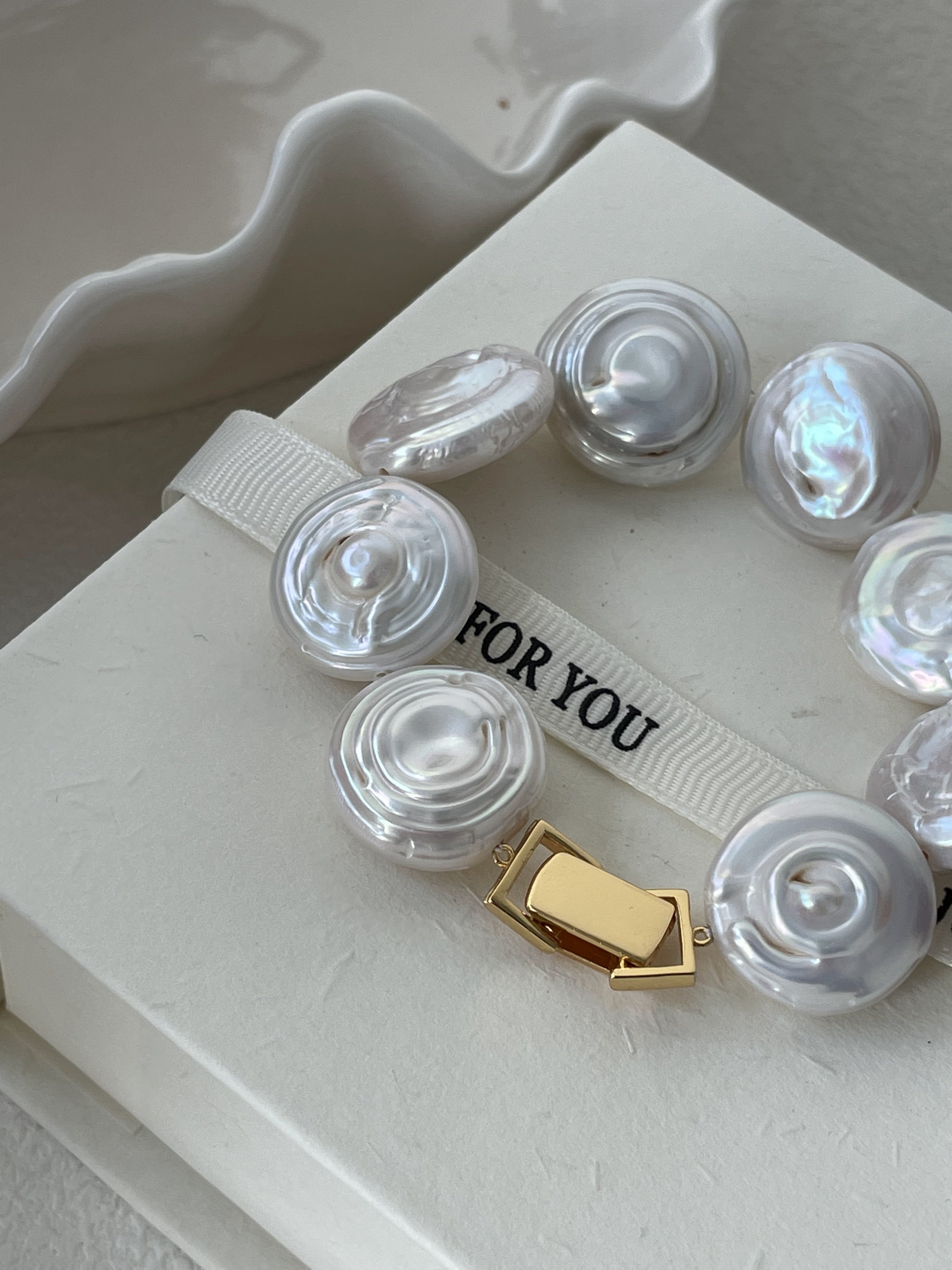 Coin-Shaped Baroque Pearl Bracelet with 18K Gold-Plated Clasp - A Touch of Timeless Elegance